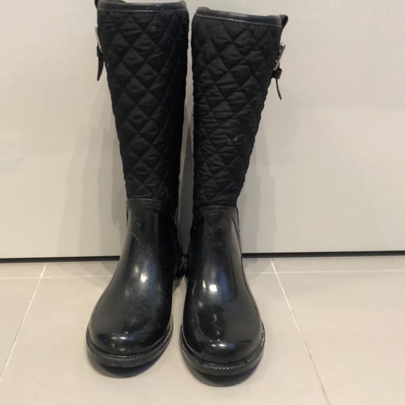 ZARA Girl’s black rubber boots - Picture 1 of 6